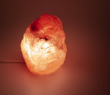 Turuncu tuz lambası. Isındığında, hava yararlı maddelerle zenginleşir. Sağlıklı yaşam tarzı kavramı.