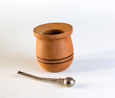 Beyaz arka planda Yerba Mate çayı için Calabash ve bombilla. Mate geleneksel bir Arjantin çayıdır..