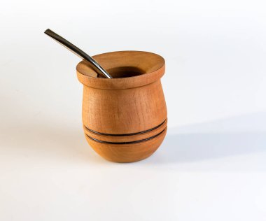 Beyaz arka planda Yerba Mate çayı için Calabash ve bombilla. Mate geleneksel bir Arjantin çayıdır..