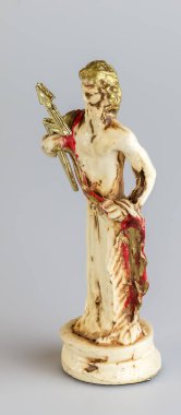 Satranç stili. Beyaz arkaplanda satranç kralının yakın plan görüntüsü