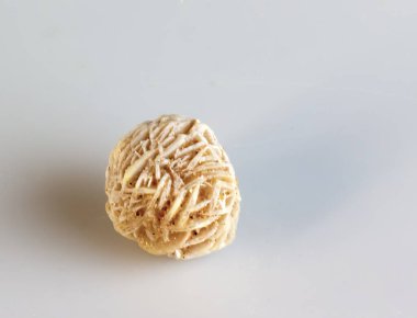 Çöl Gülü, Beyaz arka planda Doğal Kristal, yakın plan fotoğrafçılık