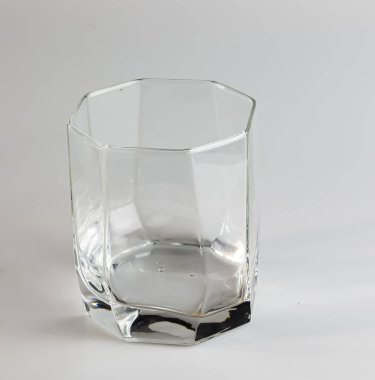 Beyaz arka planda boş bardak. Şeffaf cam..