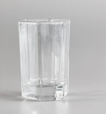 Beyaz arka planda boş bardak. Şeffaf cam..