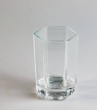 Beyaz arka planda boş bardak. Şeffaf cam..