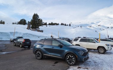 Timberline Platosu, Oregon, ABD - 02.25.2024: Timberline Platosu 'ndaki otopark. Hood Dağı civarında..