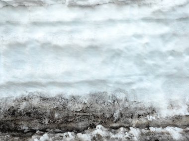 Oregon 'daki dağlarda bir yol boyunca yüksek kar örtüsü.