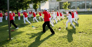 Dnepr, Ukrayna - 06.21.2021: Parkta sağlık ve spor yapan bir grup yaşlı insan.