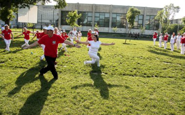 Dnepr, Ukrayna - 06.21.2021: Parkta sağlık ve spor yapan bir grup yaşlı insan.