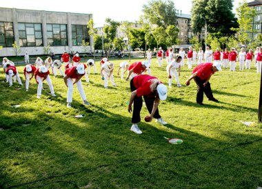 Dnepr, Ukrayna - 06.21.2021: Parkta bir topla sağlık ve spor yapan bir grup yaşlı insan.