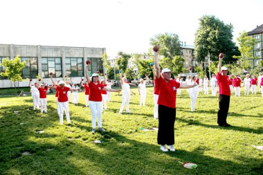 Dnepr, Ukrayna - 06.21.2021: Parkta bir topla sağlık ve spor yapan bir grup yaşlı insan.