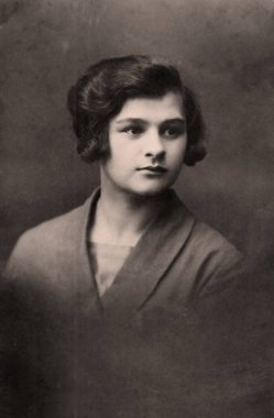Güzel bir genç kadının portresi. 1930 'lardan siyah beyaz retro fotoğraf.