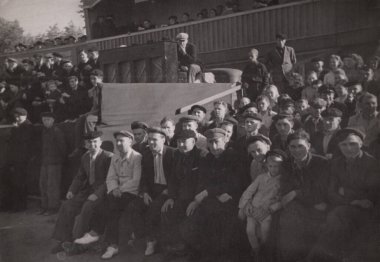 Chasov Yar, Ukrayna - 05.20.1951: Şehir futbol stadyumunun tribünlerinde seyirciler.