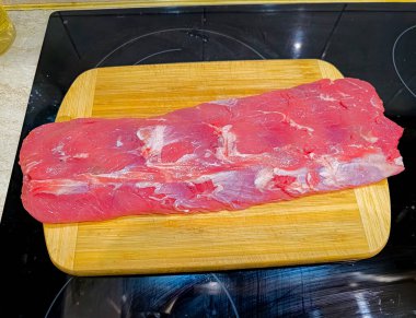 Taze çiğ et. Koca bir parça sığır filetosu pişmeye hazır..