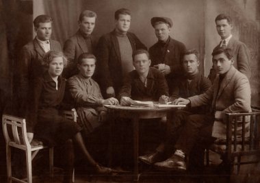 Rostov, SSCB - yaklaşık 1929: Kütüphanedeki bir grup Sovyet öğrencinin eski bir fotoğrafı.
