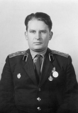 SSCB silahlı kuvvetlerinde bir yüzbaşının portresi. Doğu Almanya 'da 1970' lerde çekilmiş eski model bir fotoğraf..