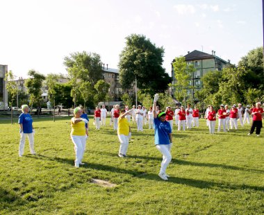 Dnepr, Ukrayna - 06.21.2021: Parkta sağlık ve spor yapan bir grup yaşlı insan.