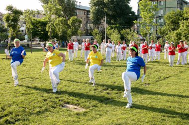 Dnepr, Ukrayna - 06.21.2021: Parkta sağlık ve spor yapan bir grup yaşlı insan.