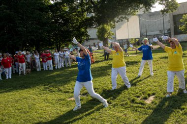 Dnepr, Ukrayna - 06.21.2021: Parkta sağlık ve spor yapan bir grup yaşlı insan.
