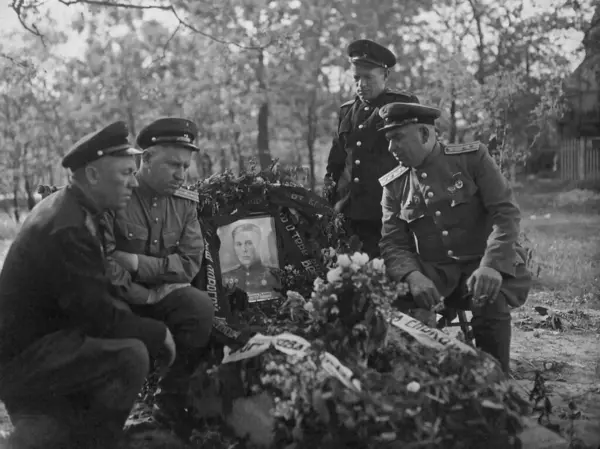 stock image USSR - circa 1950s: Fellow soldiers remember their comrade in arms at the grave.
