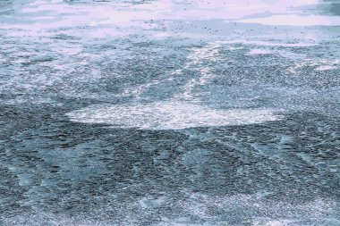 Buz gibi bir nehir yüzeyinin tasviri. Buz ve su parçalarının dokusu. Kış arkaplanı.
