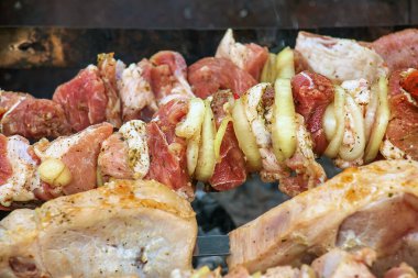 Izgarada dumanla kebap pişirmek. Açık hava ızgarasında pişmiş taze kahverengi et..