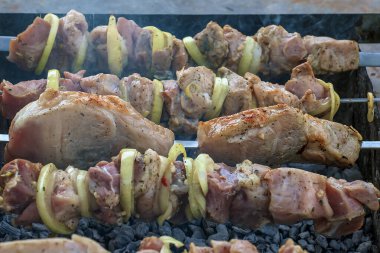 Izgarada dumanla kebap pişirmek. Açık hava ızgarasında pişmiş taze kahverengi et..