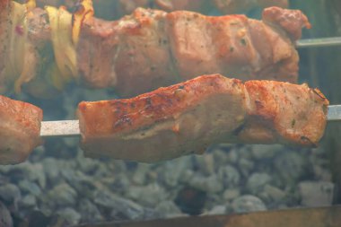 Izgarada dumanla kebap pişirmek. Açık hava ızgarasında pişmiş taze kahverengi et..
