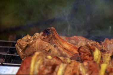Izgarada dumanla kebap pişirmek. Açık hava ızgarasında pişmiş taze kahverengi et..