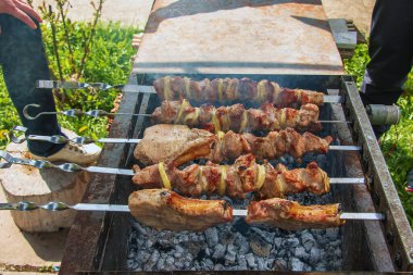 Izgarada dumanla kebap pişirmek. Açık hava ızgarasında pişmiş taze kahverengi et..