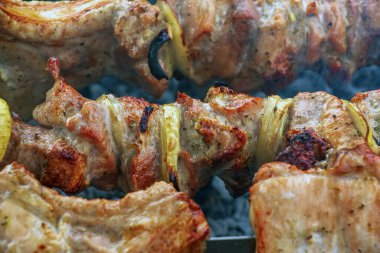 Izgarada dumanla kebap pişirmek. Açık hava ızgarasında pişmiş taze kahverengi et..