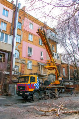 Dnepr, Ukrayna - 03.20.2024: Eski bir apartmanın avlusunda seyyar vinç.