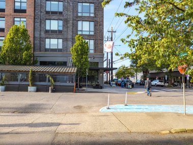 Portland, Oregon, ABD - 04.28.2024: İlkbaharda Portland, Oregon şehir merkezinde tipik bir cadde.