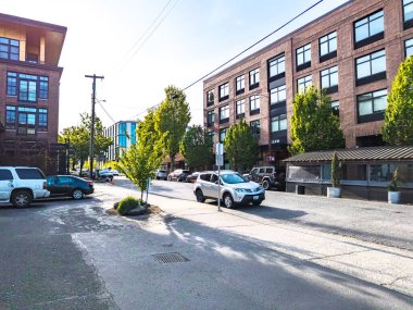 Portland, Oregon, ABD - 04.28.2024: İlkbaharda Portland, Oregon şehir merkezinde tipik bir cadde.