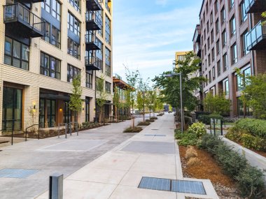 Portland, Oregon, ABD - 04.28.2024: İlkbaharda Portland, Oregon şehir merkezinde tipik bir cadde.