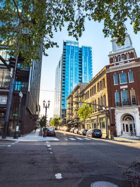 Portland, Oregon, ABD - 05.10.2024: İlkbaharda Portland, Oregon şehir merkezinde tipik bir cadde.