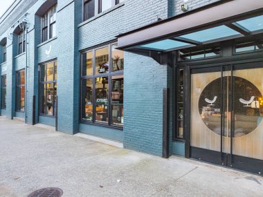 Portland, Oregon, ABD - 05.10.2024: İlkbaharda Portland, Oregon şehir merkezinde tipik bir cadde.