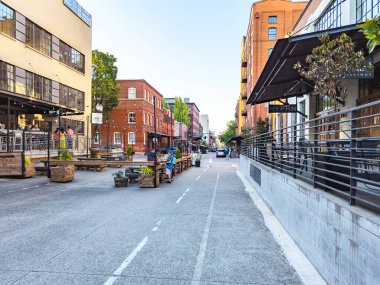 Portland, Oregon, ABD - 05.10.2024: İlkbaharda Portland, Oregon şehir merkezinde tipik bir cadde.