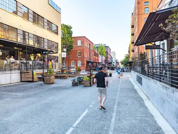 Portland, Oregon, ABD - 05.10.2024: İlkbaharda Portland, Oregon şehir merkezinde tipik bir cadde.