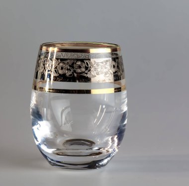 Beyaz arka planda altın işlemeli boş cam Bohemya.