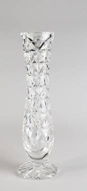 Beyaz arkaplanda boş kristal çiçek vazosu.