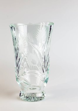 Beyaz arkaplanda boş kristal çiçek vazosu.