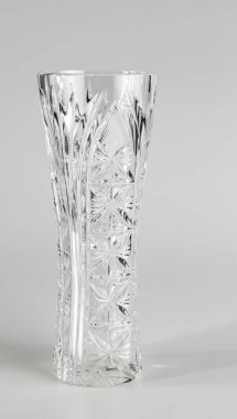 Beyaz arkaplanda boş kristal çiçek vazosu.