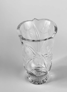 Beyaz arkaplanda boş kristal çiçek vazosu.