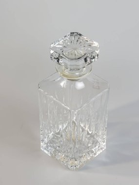 Beyaz arkaplanda kristal boş sürahi.