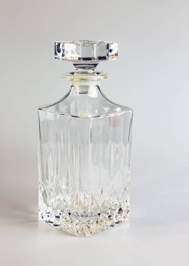 Beyaz arkaplanda kristal boş sürahi.