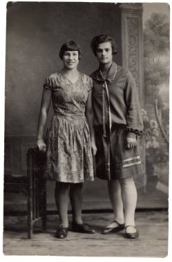 Rostov, SSCB - yaklaşık 1932: Eski bir fotoğraf iki güzel kızın stüdyo portresini gösteriyor