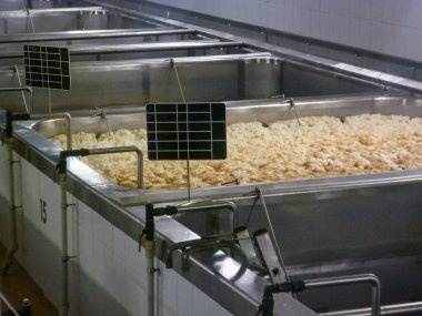 Chodova Plana, Çek Cumhuriyeti - 02.01.2014: Chodovar bira fabrikasının üretim hattı ekipmanı.