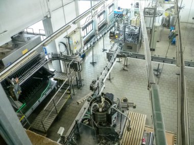 Chodova Plana, Çek Cumhuriyeti - 02.01.2014: Chodovar bira fabrikasının üretim hattı ekipmanı.