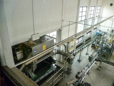 Chodova Plana, Çek Cumhuriyeti - 02.01.2014: Chodovar bira fabrikasının üretim hattı ekipmanı.