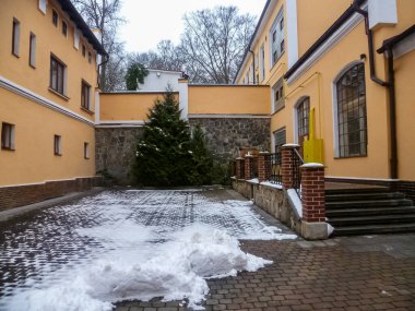 Chodova Plana, Çek Cumhuriyeti - 02.01.2014: Chodovar bira fabrikasının avlusundaki binalar.
